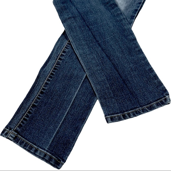 Jennifer Lopez size 2 medium wash straight leg jeans, some distressing, like new - Picture 5 of 13